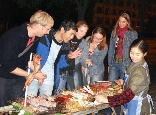 AWS-Studierende in China Studierende kaufen Essen an einem Verkaufsstand in China.