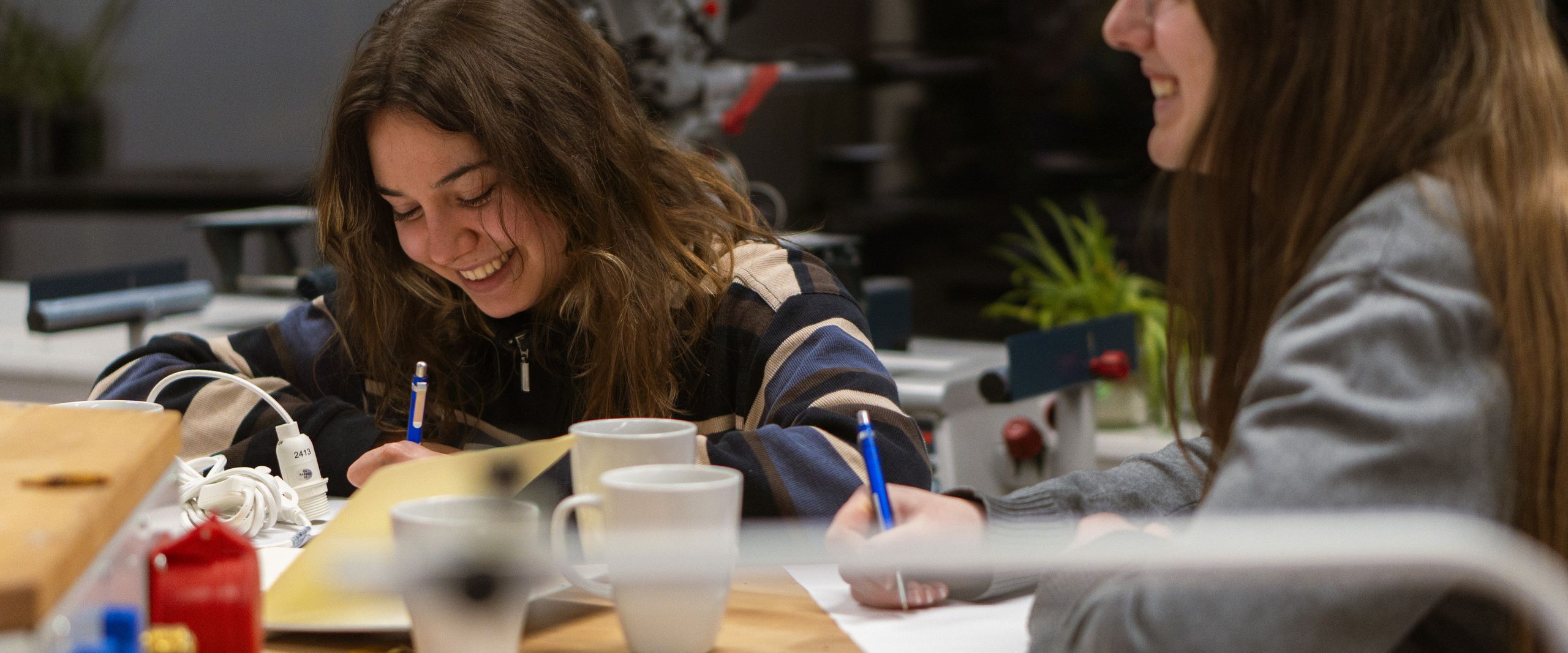 Zwei Studentinnen im Makerspace 