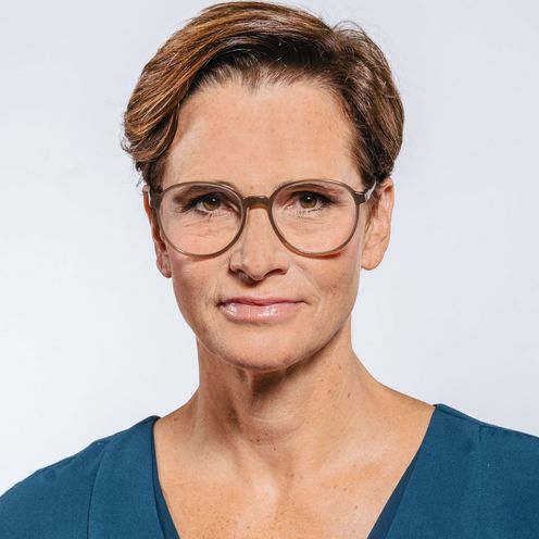 Auf dem Bild ist Ulrike Mansfeld zusehen. Sie hat kurzes braunes Haar und tr&auml;gt eine Brille und ein blaues Oberteil. 