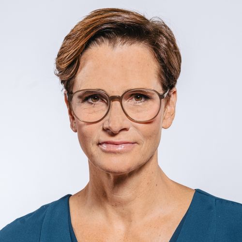 Auf dem Bild ist Ulrike Mansfeld zusehen. Sie hat kurzes braunes Haar und tr&auml;gt eine Brille und ein blaues Oberteil. 