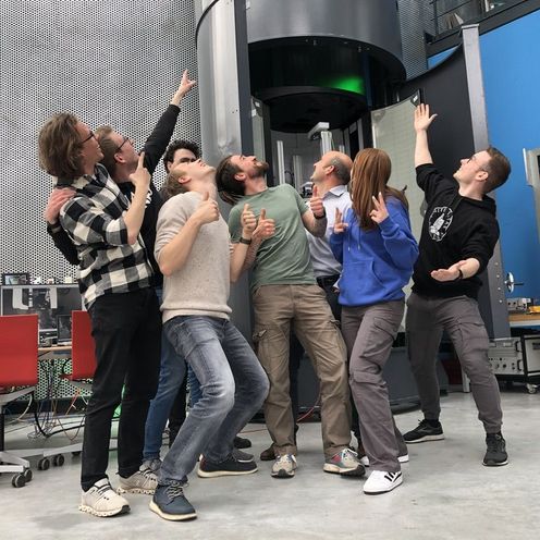 VIBES-Teams der HSB im ZARM Jungen menschen zeigen freudig auf den GraviTower oder machen die "Daumen hoch"-Geste