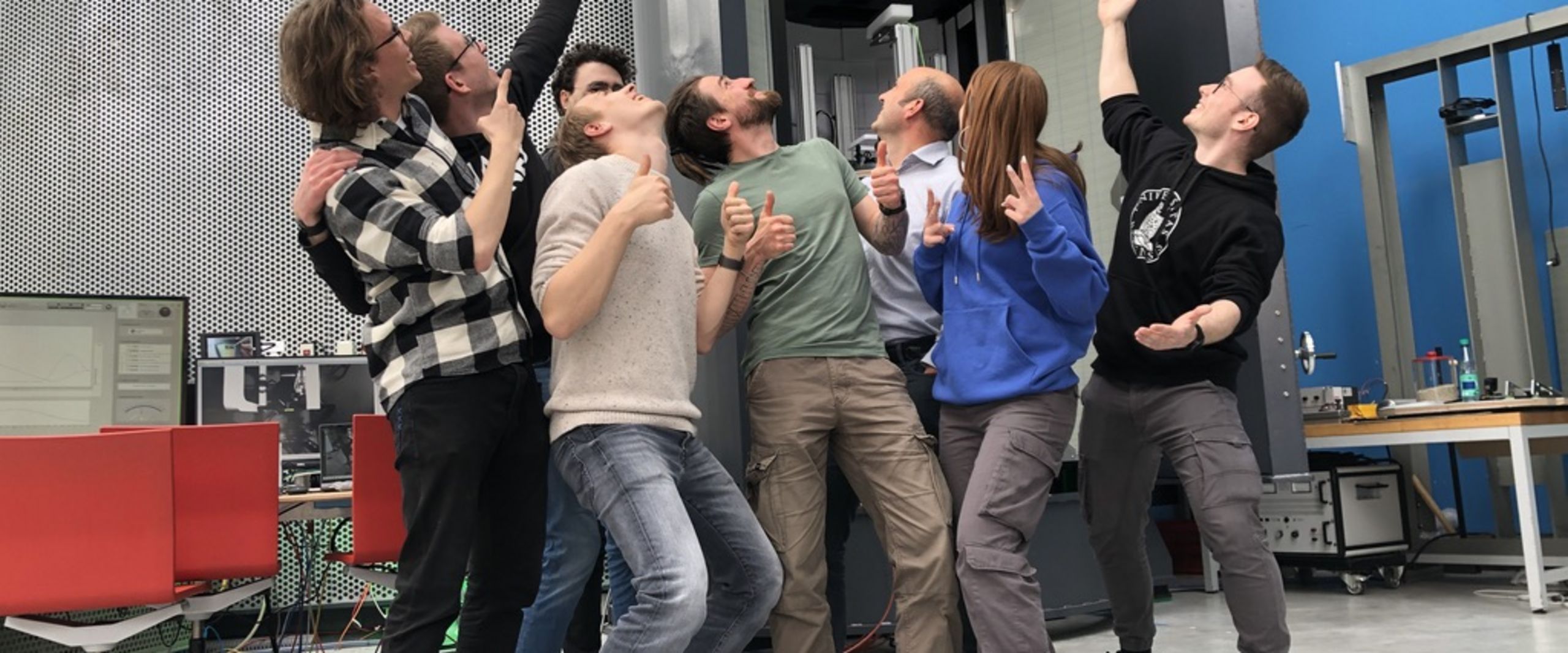 VIBES-Teams der HSB im ZARM Jungen menschen zeigen freudig auf den GraviTower oder machen die "Daumen hoch"-Geste