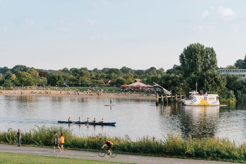 Cafe Sand Blick vom Osterdeich auf die Weser und Cafe Sand