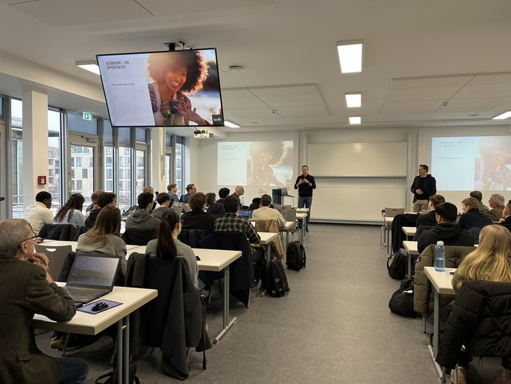 Das Bild zeigt Teilnehmende beim 2. Praxisseminar Logistik und Supply Chain Management an der HSB.