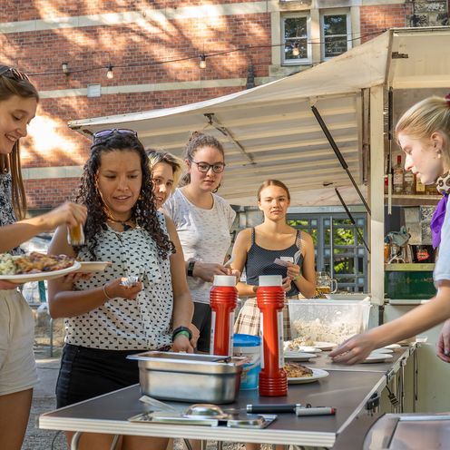 MINT-Studentinnen bedienen sich an einem Buffet am Neusi