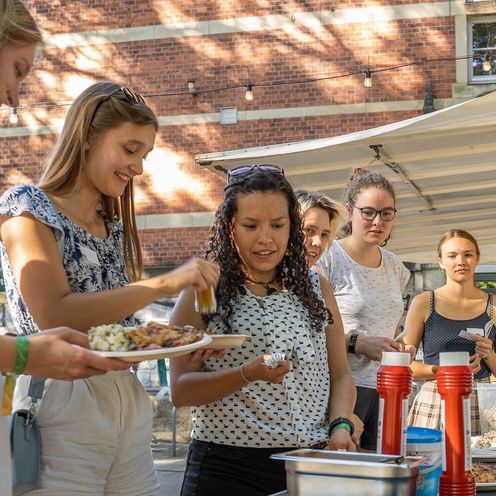 MINT-Studentinnen bedienen sich an einem Buffet am Neusi