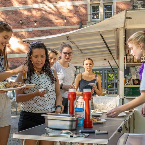 MINT-Studentinnen bedienen sich an einem Buffet am Neusi