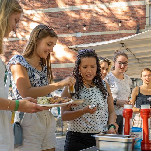 MINT-Studentinnen bedienen sich an einem Buffet am Neusi