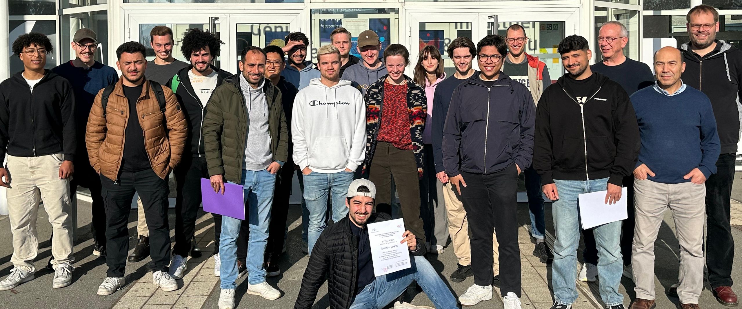 gruppenbild mit jungen Männern und Frauen