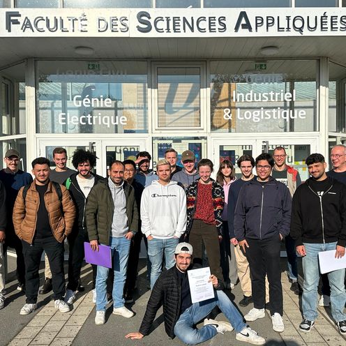 gruppenbild mit jungen M&auml;nnern und Frauen