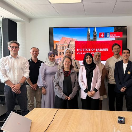 Das Bild zeigt Teilnehmende beim KI-Workshop und Prof. Dr. Stefan Veith (2.v.l.)