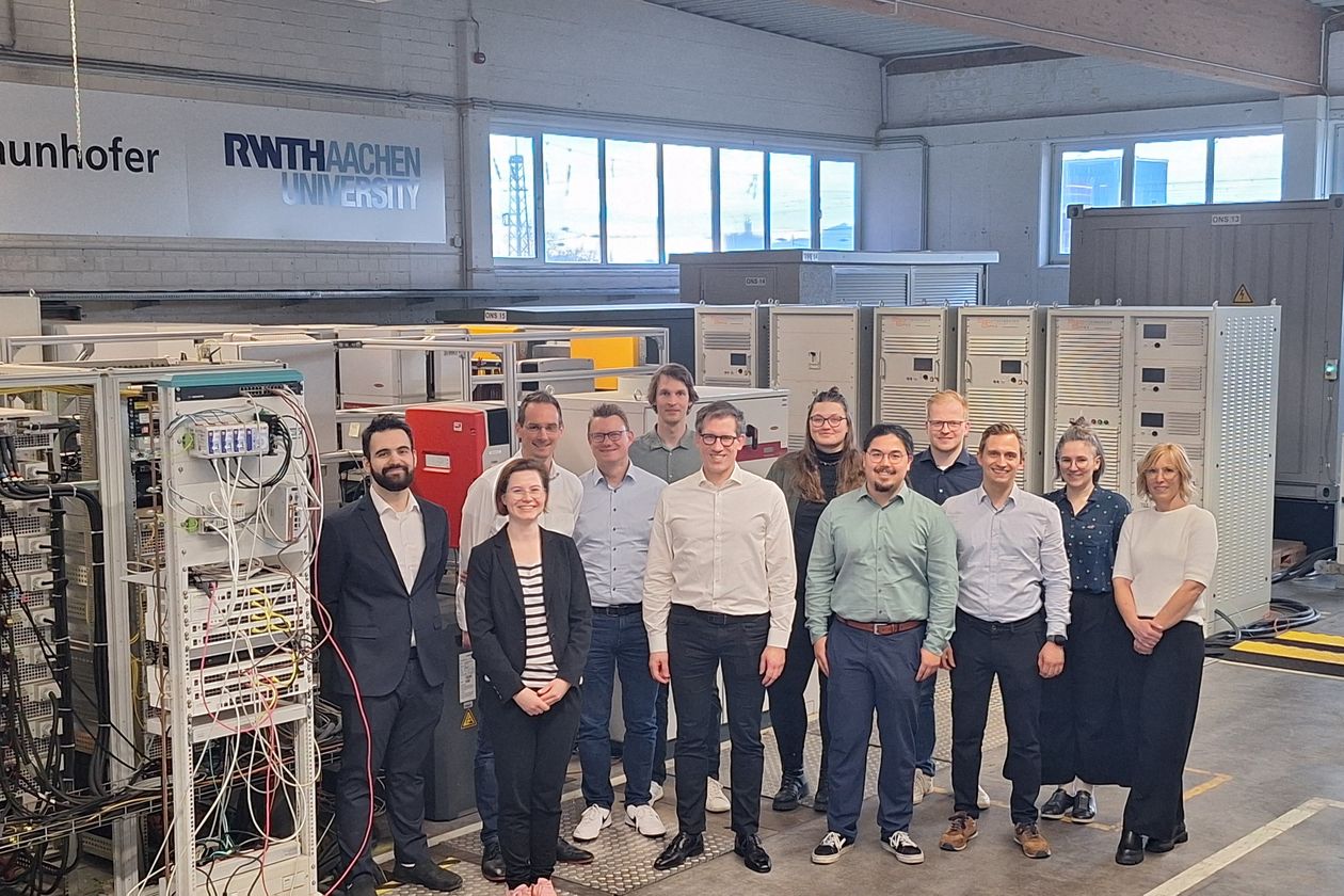 gruppenbild mit M&auml;nnern und Frauen 