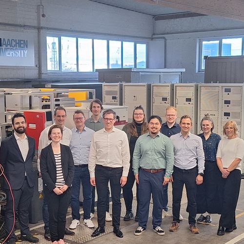 gruppenbild mit M&auml;nnern und Frauen 