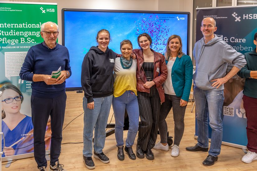Gruppenbild mit einem studentischen Team und der Jury beim Gründungswochenende im November 2022.