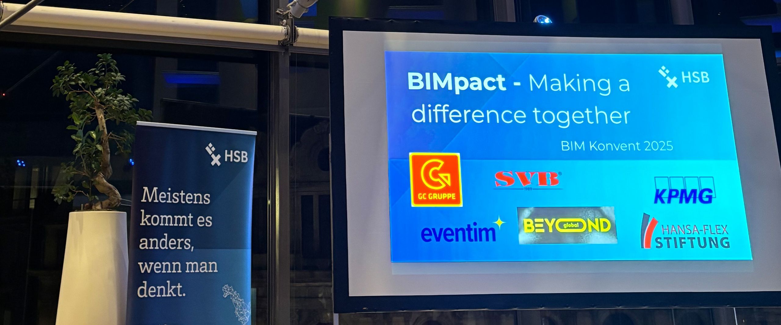 BIM-Konvent 2025 Das Bild zeigt den Veranstaltungsort des BIM-Konvent mit der Begrüßungsfolie der Präsentation.
