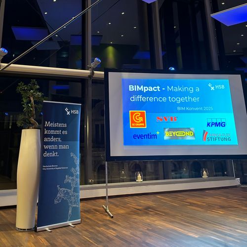 Das Bild zeigt den Veranstaltungsort des BIM-Konvent mit der Begr&uuml;&szlig;ungsfolie der Pr&auml;sentation.