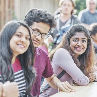 Studierende fröhlich draußen am Tisch
