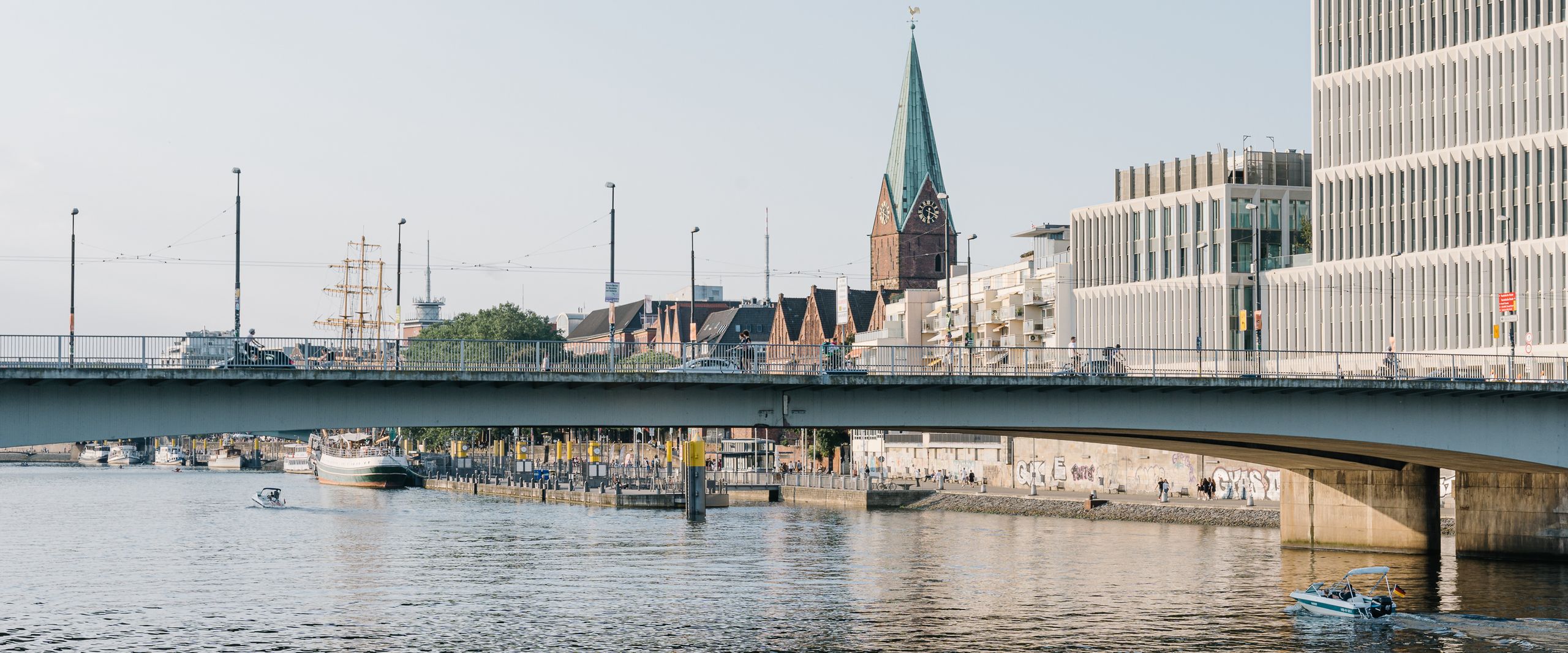 Blick auf Fluss, Brücke und Ufer mit Bebauungen
