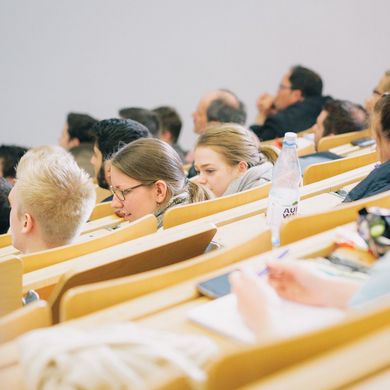 Studierende in einem Vorlesungssaal