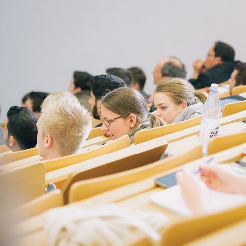Studierende in einem Vorlesungssaal