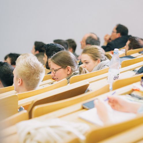 Studierende in einem Vorlesungssaal