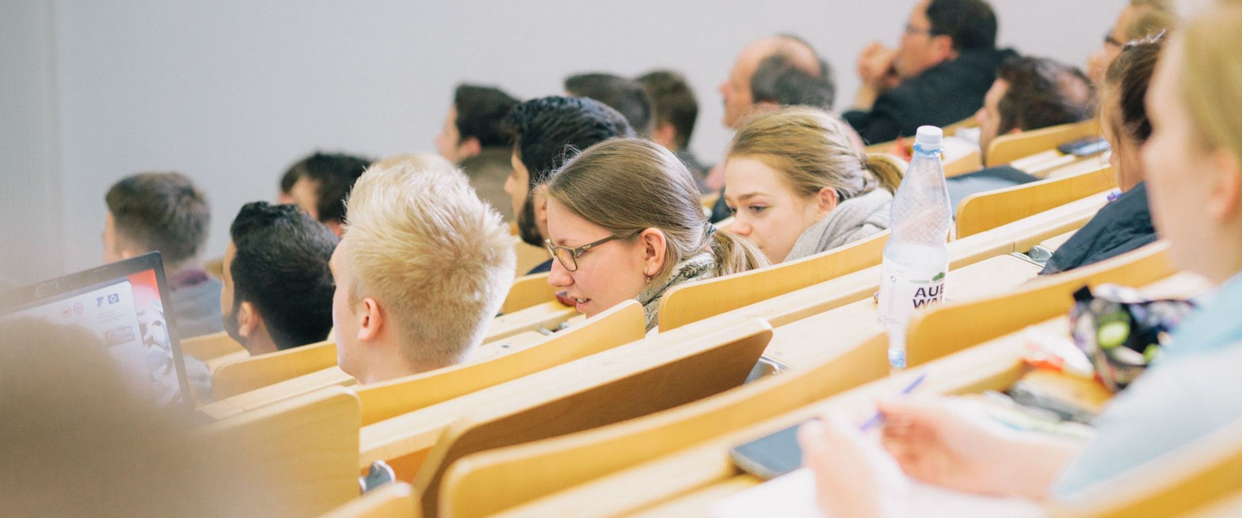 Studierende in einem Vorlesungssaal.