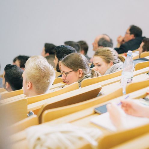 Studierende in einem Vorlesungssaal