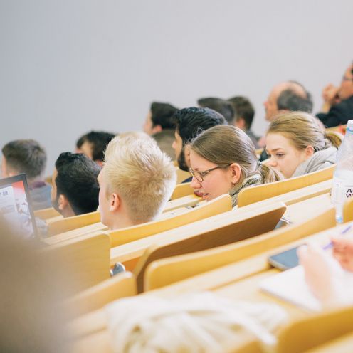 Studierende in einem Vorlesungssaal
