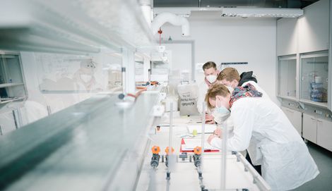 Umwelttechnik-Studenten pr&uuml;fen Dokumente im Str&ouml;mungs-Labor