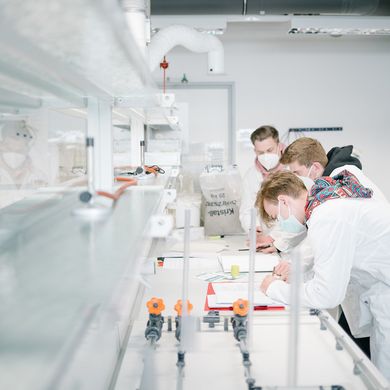 Umwelttechnik-Studenten prüfen Dokumente im Strömungs-Labor