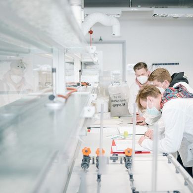 Umwelttechnik-Studenten prüfen Dokumente im Strömungs-Labor