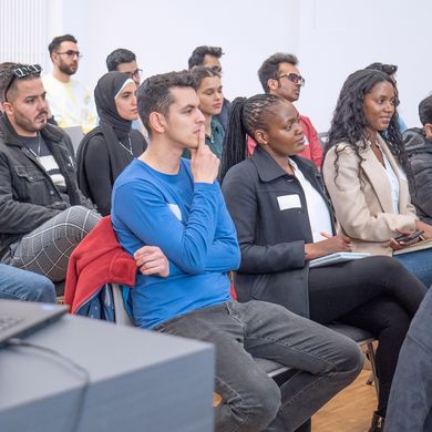 Über Arbeitgeber informieren Gruppe internationaler Studierender bei Vortrag