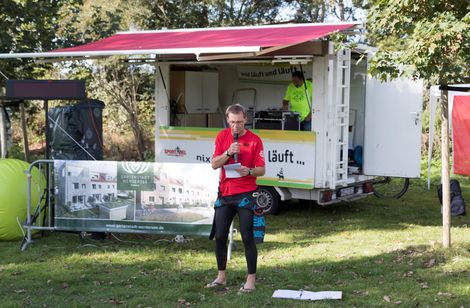 Ingo Heidrich spricht in ein Mikforon beim Werdersee Swim & Run 2020.