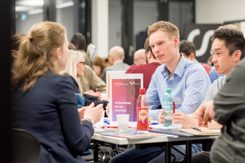 Beratungsgespräch Studenten in einem Beratungsgespräch