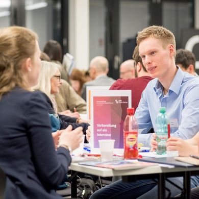 Studenten in einem Beratungsgespräch