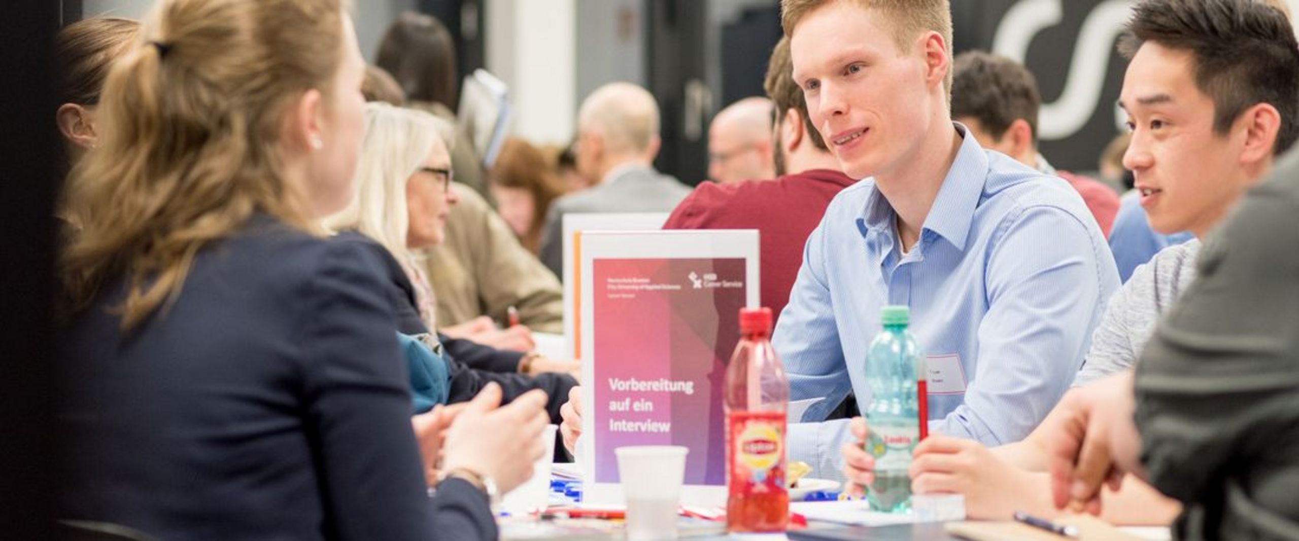 Studenten in einem Beratungsgespräch