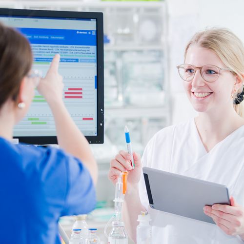 Pflegekräfte am Monitor 