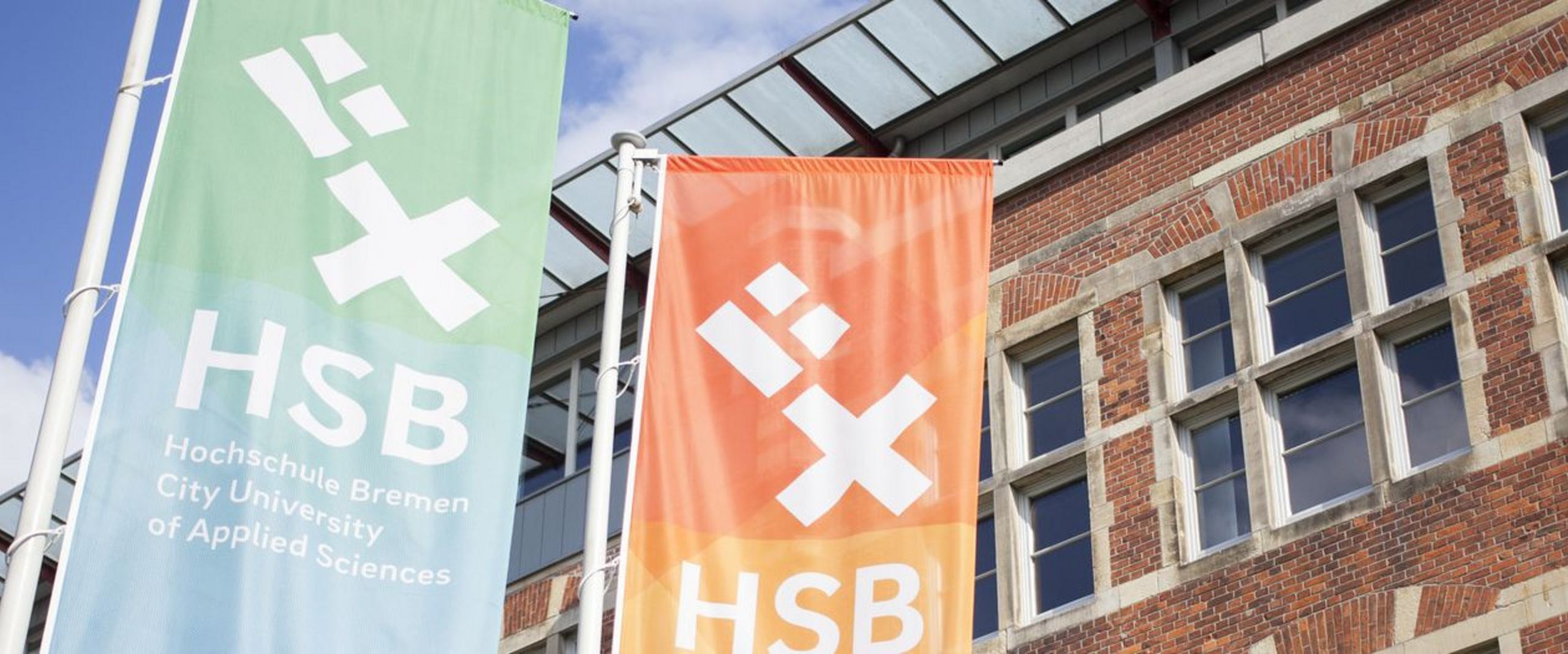 Flaggen vor dem M-Gebäude der HSB