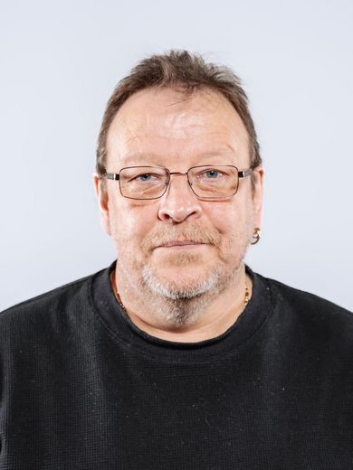 Auf dem Bild ist Thorsten Pichote zu sehen. Er hat kurzes braunes Haar, trägt eine Brille und einen schwarzen Pullover. 