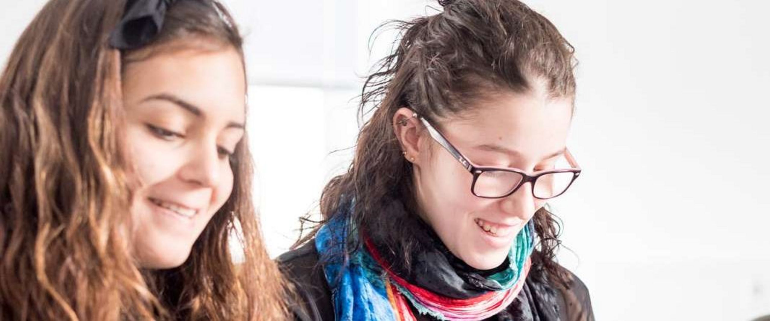 2 Studentinnen am Arbeitstisch