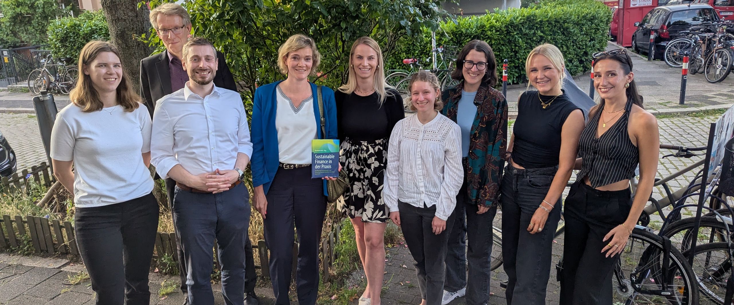 Prof. Dr. Rosemarie Koch im Kreise einer Gruppe von Mitarbeitenden.