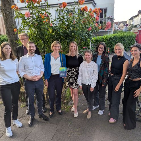 Prof. Dr. Rosemarie Koch im Kreise einer Gruppe von Mitarbeitenden.