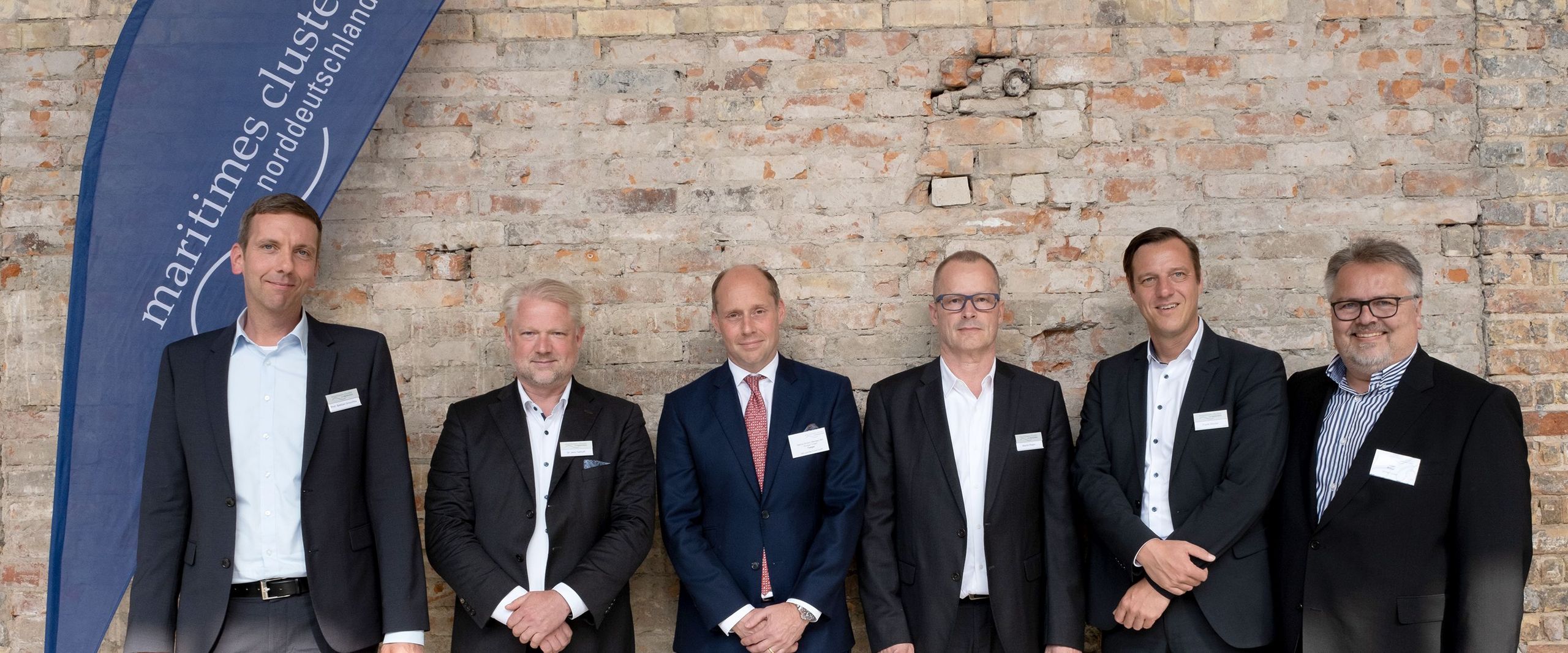 Gruppenbild mit sechs Vorstandsmitgliedern des Maritimen Clusters Norddeutschland.