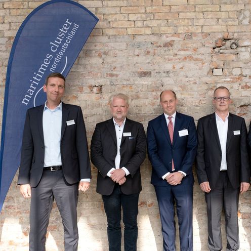 Gruppenbild mit sechs Vorstandsmitgliedern des Maritimen Clusters Norddeutschland.