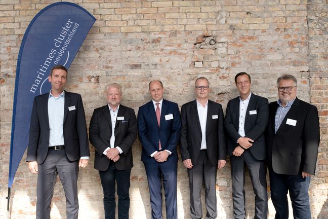 Gruppenbild mit sechs Vorstandsmitgliedern des Maritimen Clusters Norddeutschland.