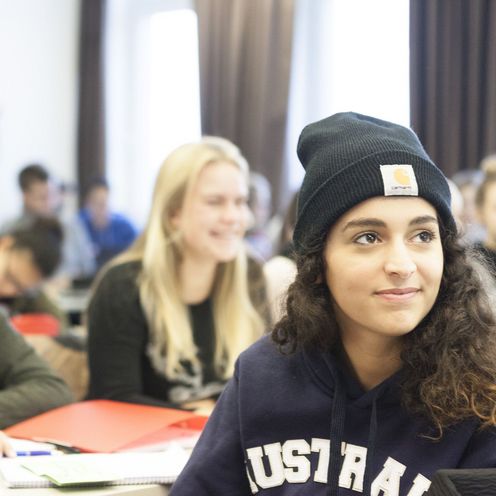 Studierende in einem Seminarraum.