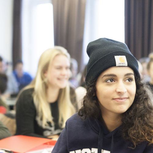 Studierende in einem Seminarraum.