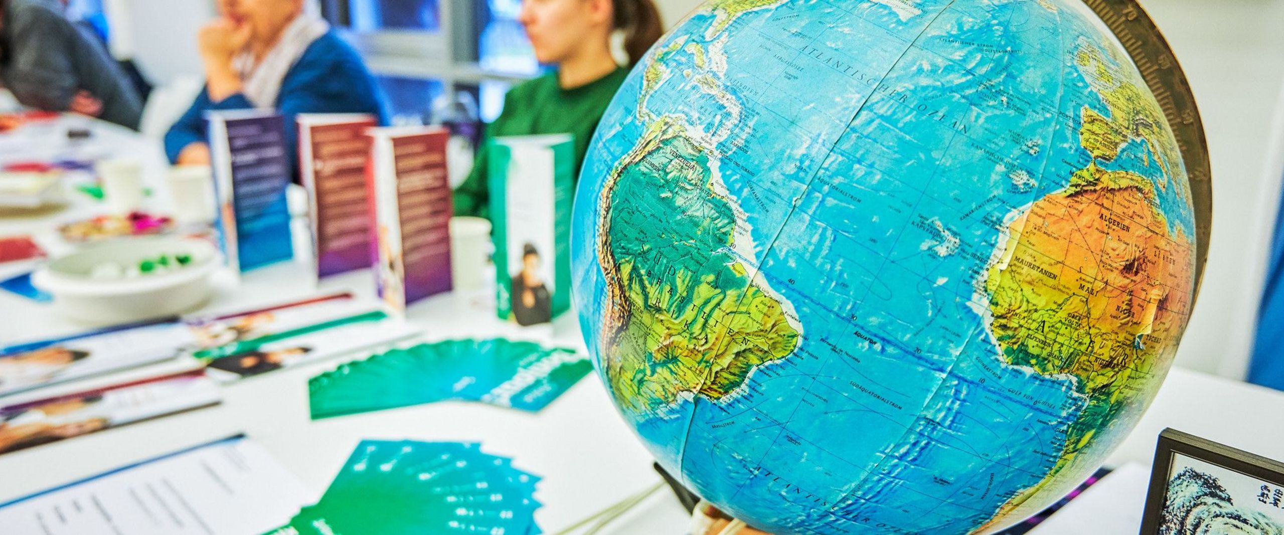 Ein Globus steht auf einem Tisch an einem Informationsstand beim International Day an der Hochschule Bremen.