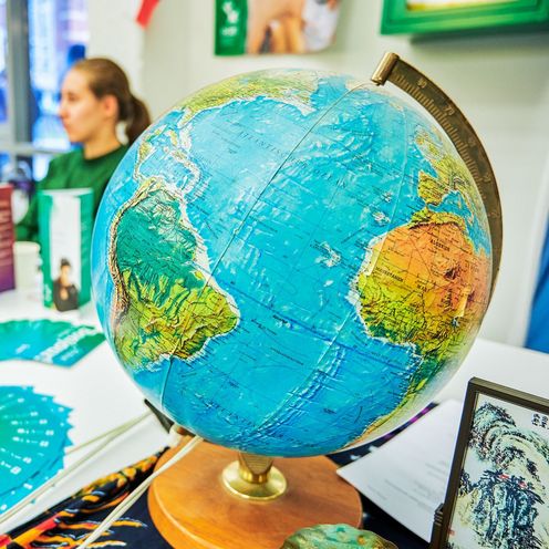 Ein Globus steht auf einem Tisch an einem Informationsstand beim International Day an der Hochschule Bremen.
