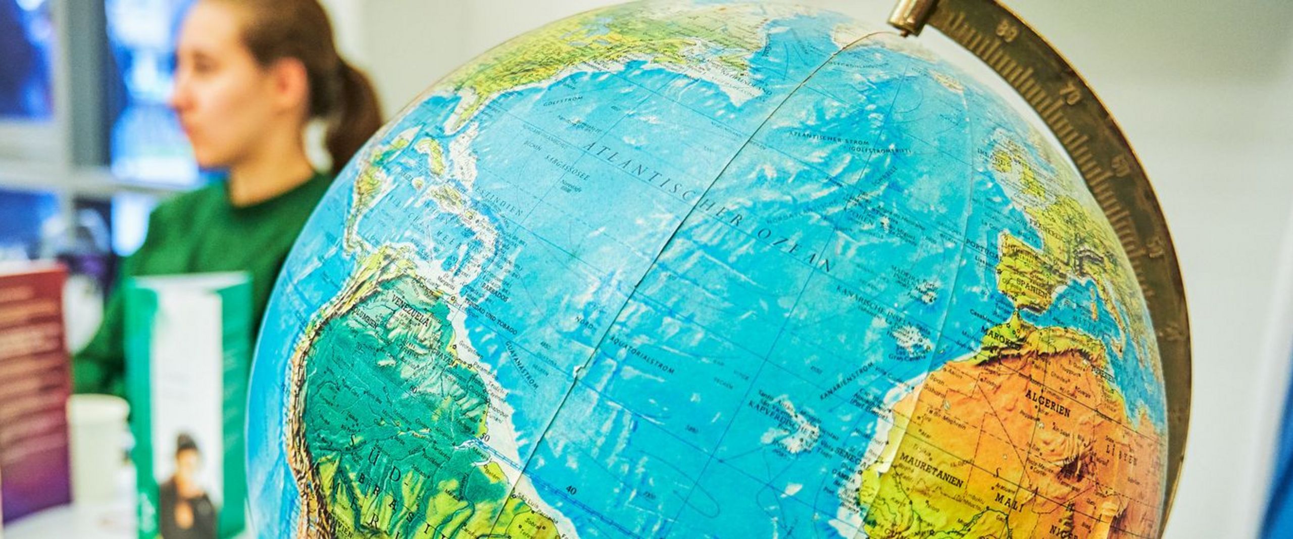 Ein Globus steht auf einem Tisch an einem Informationsstand beim International Day an der Hochschule Bremen.